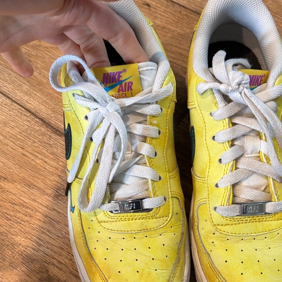 Nike Air Force 1 Yellow with Black Swoosh 7y (8.5 women’s) - Picture 3 of 5
